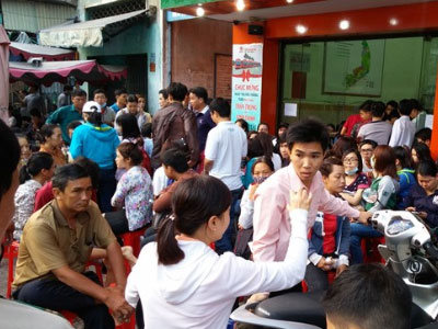 Thức đêm, chen chúc chờ mua vé xe Tết Phương Trang