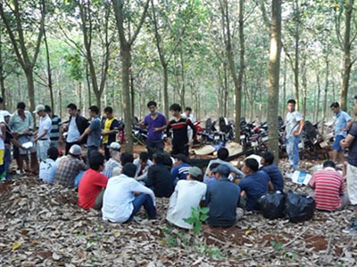 Cảnh sát vây ráp, nổ súng bắt sòng bạc giữa rừng