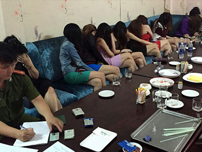 Đột kích nhà hàng karaoke chui, phát hiện tiếp viên dùng ma túy