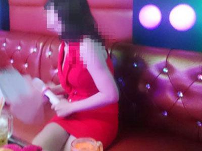 Phận gái miền Tây vào động quỷ phải cắn răng chịu hành động "đê hèn"