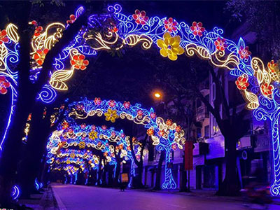 Đường phố Hà Nội trang hoàng đón Tết