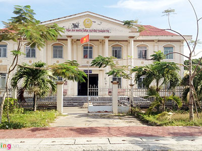 Người chồng đâm vợ nhiều nhát trước mặt thẩm phán bị khởi tố