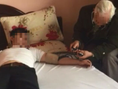 "Thần y" chữa AIDS và cuộc thăm khám bí hiểm trong khách sạn