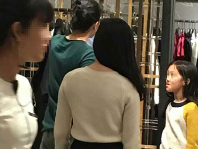 Vương Phi đưa con gái đi mua sắm vào ngày bị đồn kết hôn