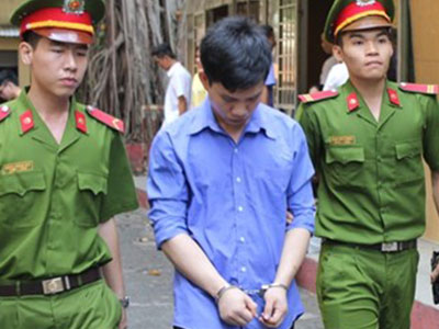 Cướp ô tô chạy một vòng rồi… vứt bên lề đường