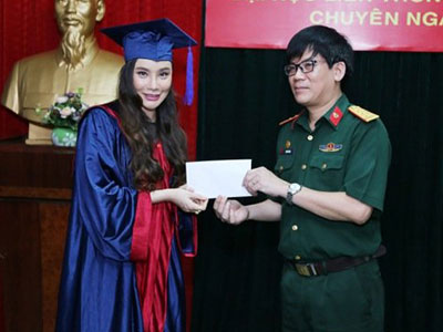 Hồ Quỳnh Hương xinh đẹp lần đầu làm giảng viên