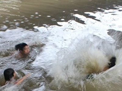 Học sinh lớp 8 nghi tự tử vì mẹ bắt nghỉ học ở nhà trông em