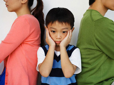 Ly hôn, cha mẹ vẫn đóng kịch "ngủ chung giường" là sai lầm