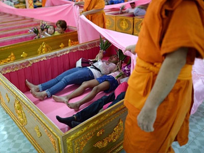 Nghi lễ "giả vờ chết" để xả xui tại Thái Lan