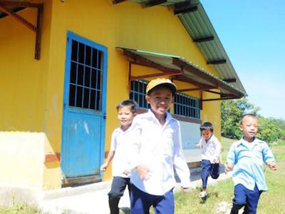 Nhà vệ sinh khủng tiền tỷ khóa cửa, học trò... đành bừa bãi