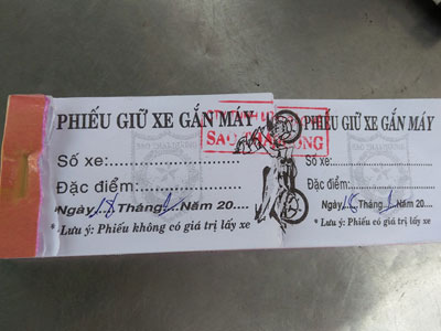 Phiếu giữ xe "không có giá trị lấy xe": Mất xe ai chịu?