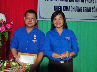 Thanh niên cứu người giữa sóng lớn nhận Huy hiệu Tuổi trẻ dũng cảm