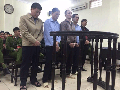 Cựu Phó ban Tổ chức quận bật khóc tại tòa