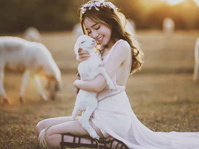 Elly Trần hóa nữ thần trên cánh đồng vàng