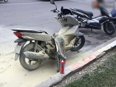 Hà Nội: Đang đi trên đường, xe máy PCX bất ngờ bốc cháy dữ dội