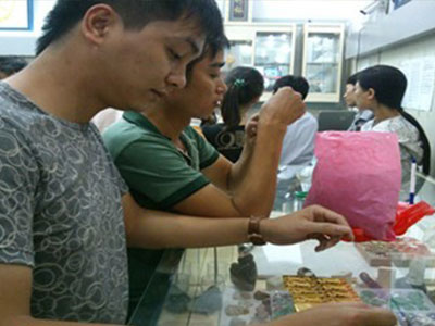 Vàng SJC cậy thế độc quyền gây khó ra sao?
