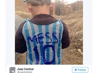 Cậu bé mặc áo Messi bằng ni lông gây sốt mạng