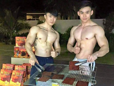 Hai chàng hot boy "khoe thân" bán thịt khô gây "sốt"