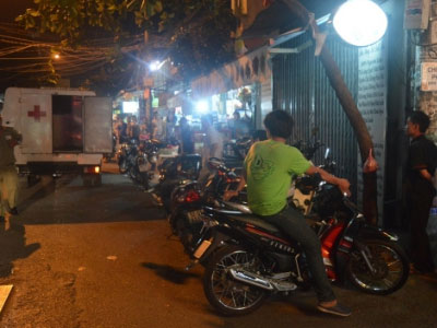 Hoảng hồn phát hiện người đàn ông treo cổ lơ lửng trong phòng