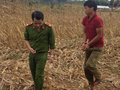 Ngủ say sau khi uống nửa chai rượu, cô gái bị cưỡng hiếp