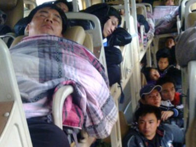 Nhồi nhét khách dịp cao điểm Tết: Lại bó tay?