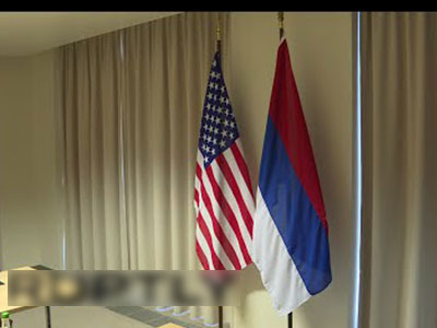 Quốc kỳ Nga bị treo ngược trước cuộc gặp Kerry - Lavrov