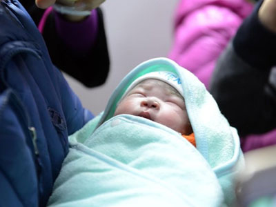 Bé gái của ca mang thai hộ đầu tiên chào đời nặng 3,6kg