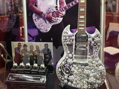 Cây đàn guitar nạm vàng và kim cương đắt giá nhất thế giới