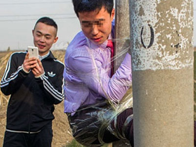 Chú rể bị trói cứng vào cột điện không thể động phòng