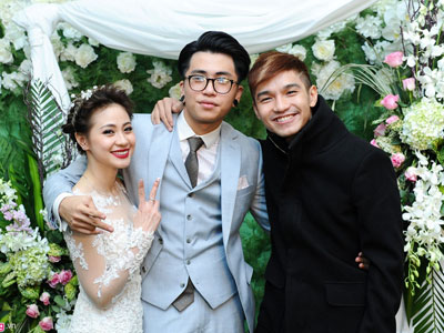 Hot boy Ứng Duy Kiên thổi nến sinh nhật trong ngày cưới