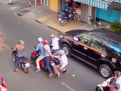 Người đàn ông giằng co quyết liệt với nhóm cướp giữa phố Sài Gòn