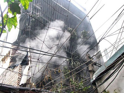 Nhà 3 tầng phát hỏa, dân xách từng xô nước chữa cháy