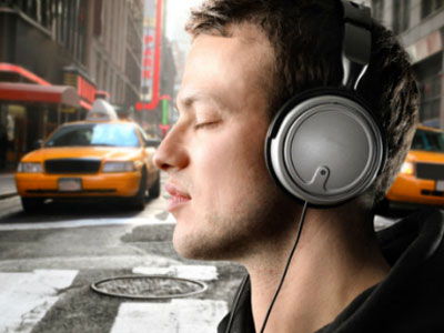 Nhiều người trẻ có nguy cơ điếc trước tuổi 60