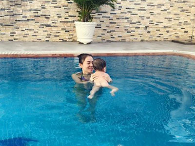 Thu Minh lần đầu khoe ảnh con trai tập bơi cực yêu