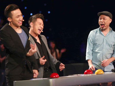 Bé đánh trống 8 tuổi khiến giám khảo Got Talent bật khỏi ghế