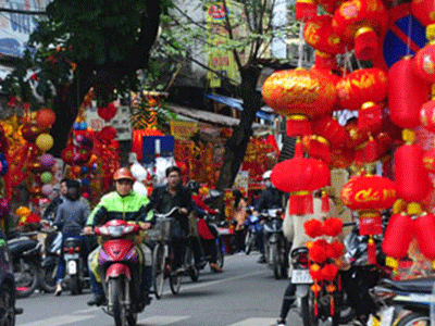 Đồ trang trí Tết Trung Quốc nhuộm đỏ phố Hàng Mã