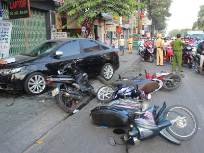Tài xế buồn ngủ đạp nhầm chân ga, ôtô gây tai nạn liên hoàn