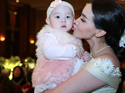 Trang Nhung và con gái rạng rỡ trong đám cưới ở Hà Nội