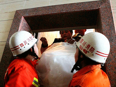 Trung Quốc: Giải cứu cặp đôi kẹt trong thang máy đúng ngày cưới