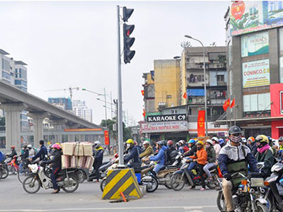 Bộ trưởng yêu cầu nhổ, cột đèn vẫn chắn giữa đường