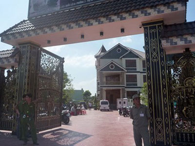 Người dân nói gì vụ 2 vợ chồng chết bất thường trong biệt thự?