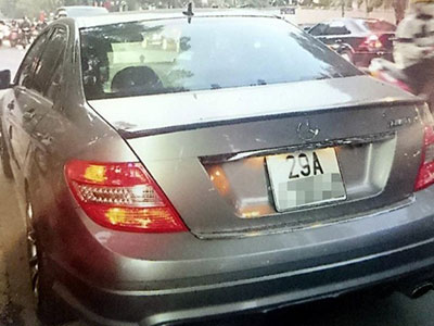 Chủ xe Mercedes vật lộn với kẻ trộm gương trên phố