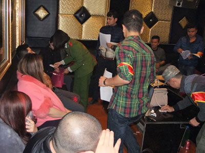 Hàng chục thanh niên "bay, lắc" trong quán karaoke