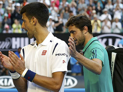 Mắc 100 lỗi tự đánh hỏng, Djokovic vẫn thoát hiểm