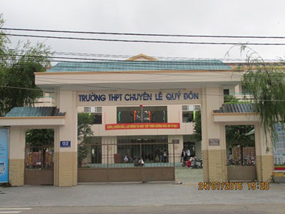 Một giáo viên có ý định mổ bụng tự sát tại Lễ kỷ niệm 15 năm thành lập trường