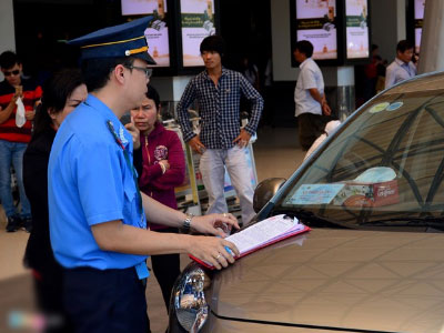 Phạt ôtô dừng quá 3 phút trong sân bay Tân Sơn Nhất