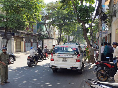 Tài xế tử vong trên chiếc taxi khóa kín