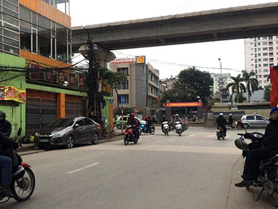 Truy lùng kẻ cầm dao đâm cảnh sát, khống chế người đi đường