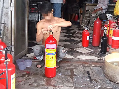 Vào "lò" tân trang bình chữa cháy cũ