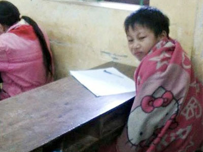 Vùng cao 0 độ C, học sinh quấn chăn đến lớp
